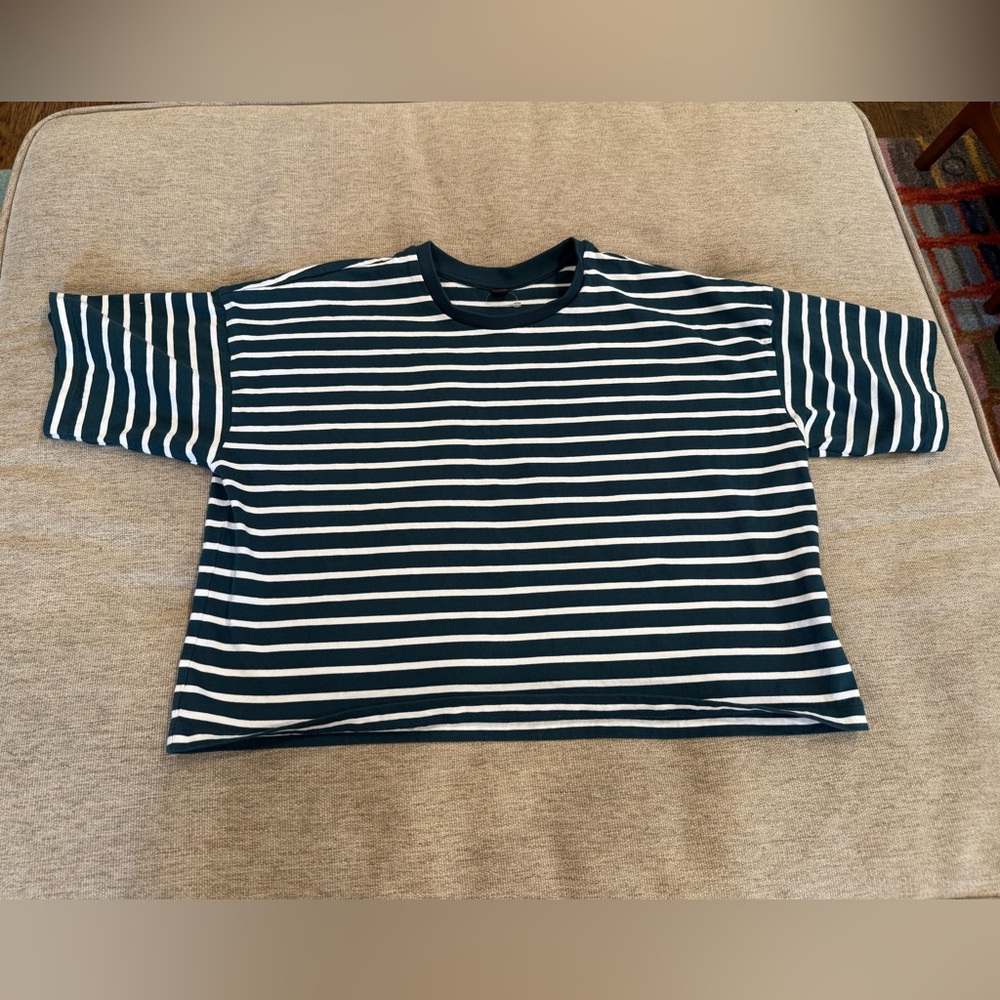 Uniqlo hunter green and white striped cropped summer shirt size M